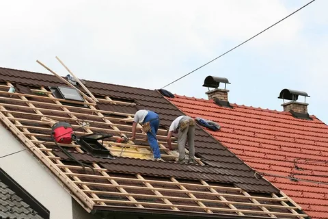 The team of a roofing contractor is working in Leander, TX